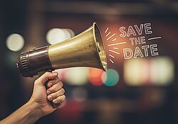 Hand hält ein Megafon aus dem der Text Save the date kommt
