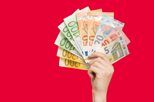 eine Hand hält ein Bündel von Geldscheinen