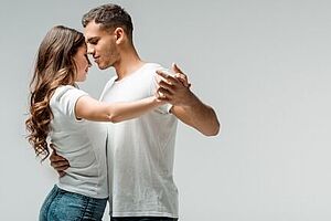 Paar tanzt eng Salsa